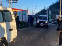 По Лачинской дороге беспрепятственно проехали автомашины Красного Креста (ФОТО)