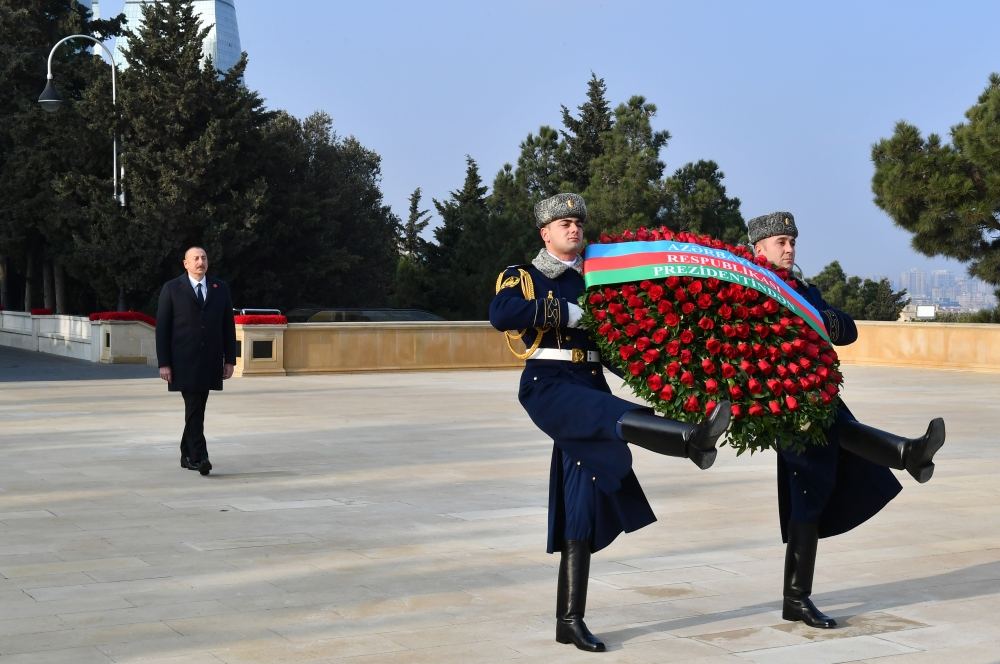 Президент Ильхам Алиев посетил Шехидляр хиябаны в связи с 33-й годовщиной трагедии 20 Января (ФОТО/ВИДЕО)