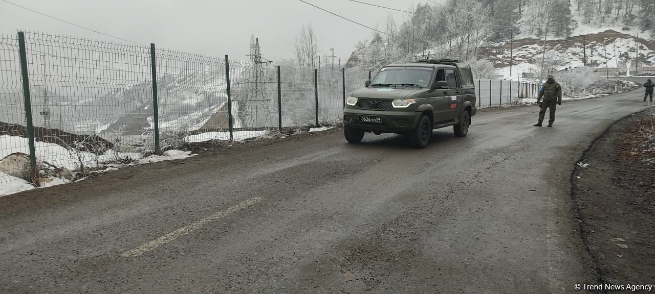 По Лачинской дороге беспрепятственно проехал еще один легковой автомобиль миротворцев (ФОТО)