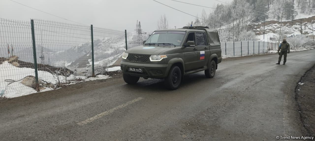 По Лачинской дороге беспрепятственно проехал еще один легковой автомобиль миротворцев (ФОТО)