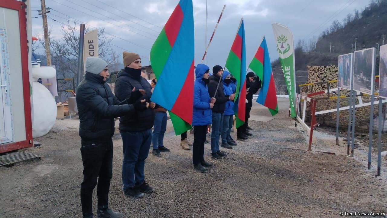 Мирная акция протеста на Лачинской дороге продолжается уже 42 дня (ФОТО)