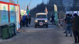 По Лачинской дороге проехала колонна из 5 автомашин Красного Креста (ФОТО)