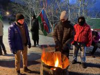 Акция азербайджанских экоактивистов на Лачинской дороге продолжается (ФОТО)