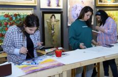 Азербайджанские художники создали произведения на одном большом листе бумаги (ФОТО)