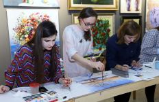 Азербайджанские художники создали произведения на одном большом листе бумаги (ФОТО)