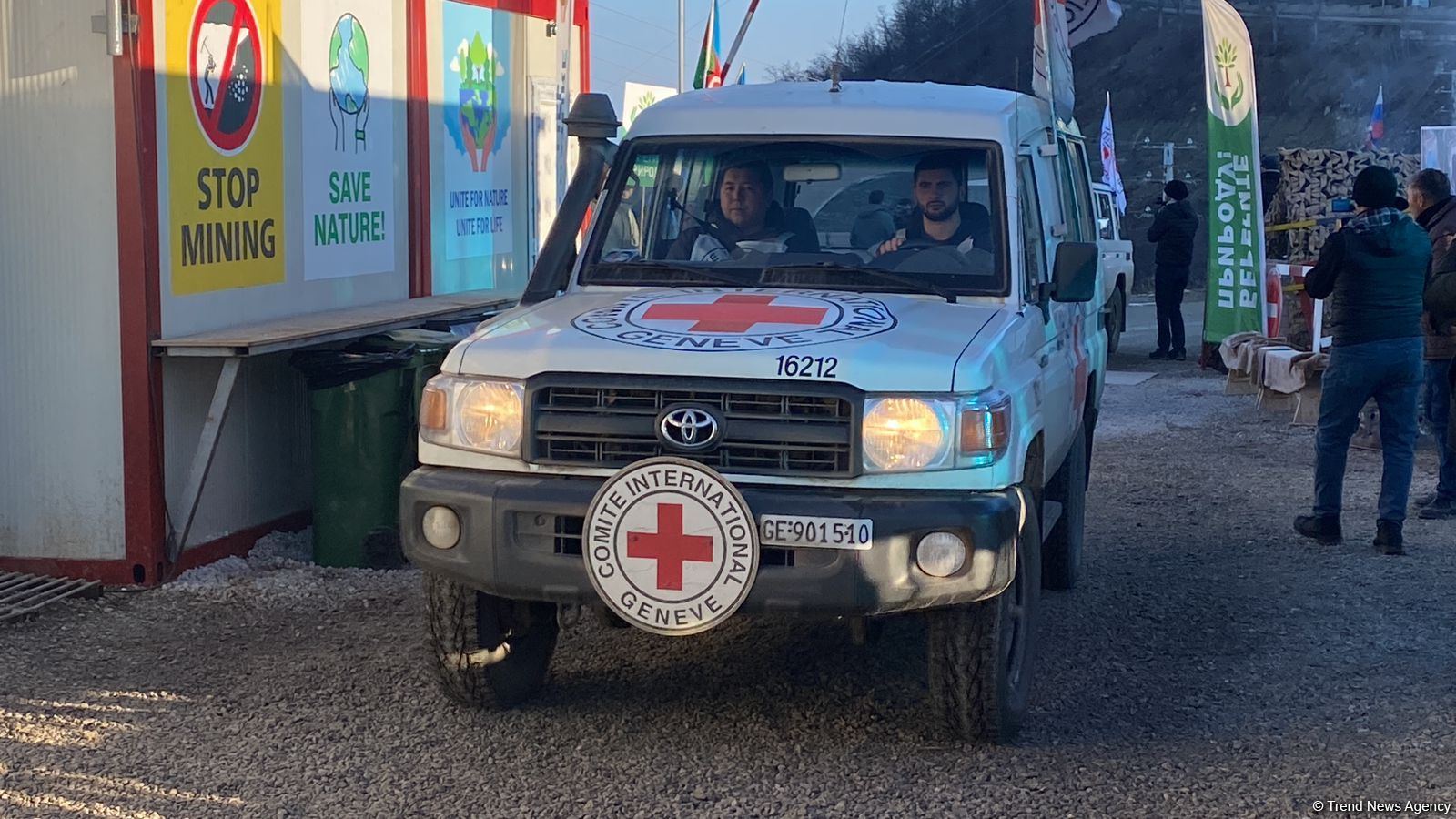 По Лачинской дороге проехала колонна из 5 автомашин Красного Креста (ФОТО)