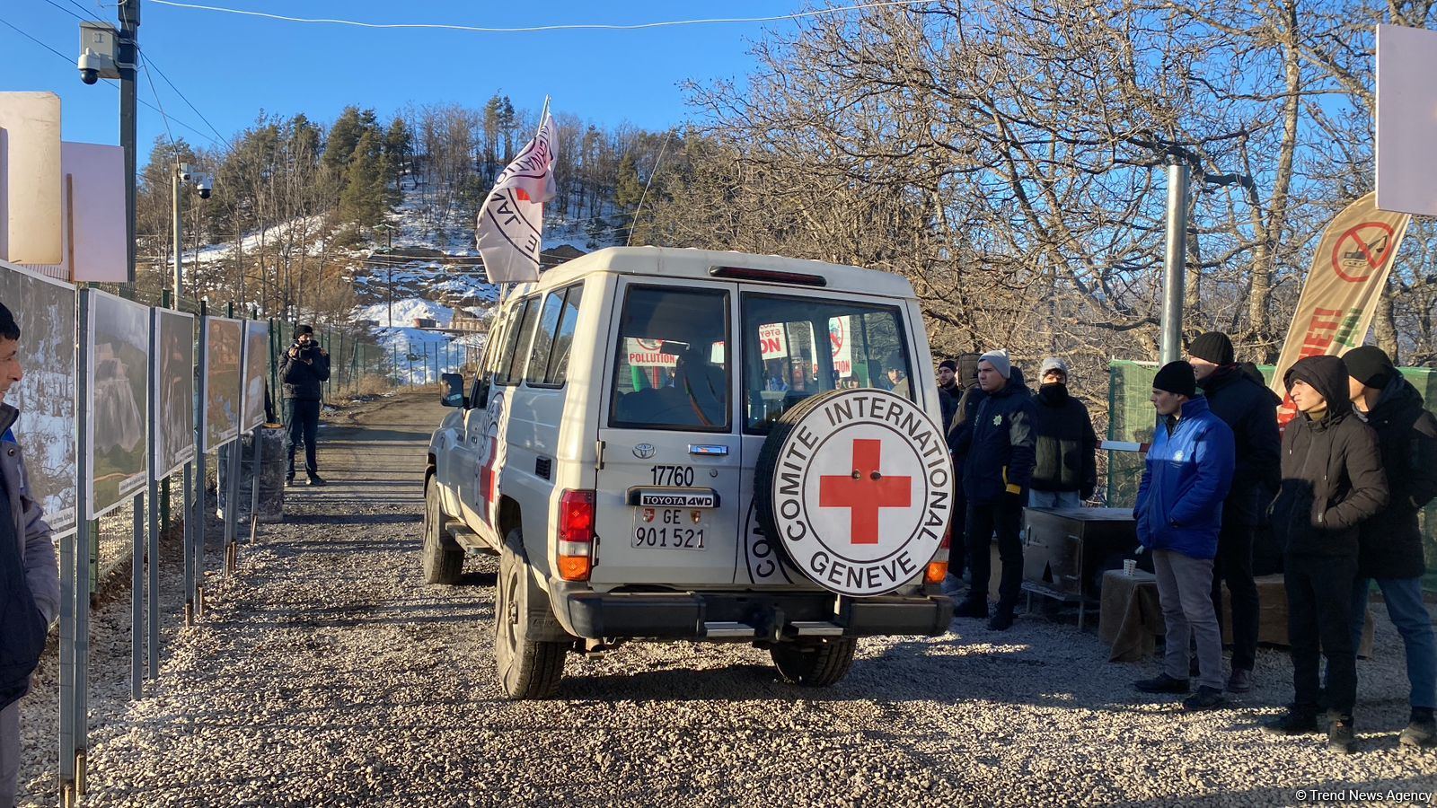 По Лачинской дороге проехала колонна из 5 автомашин Красного Креста (ФОТО)