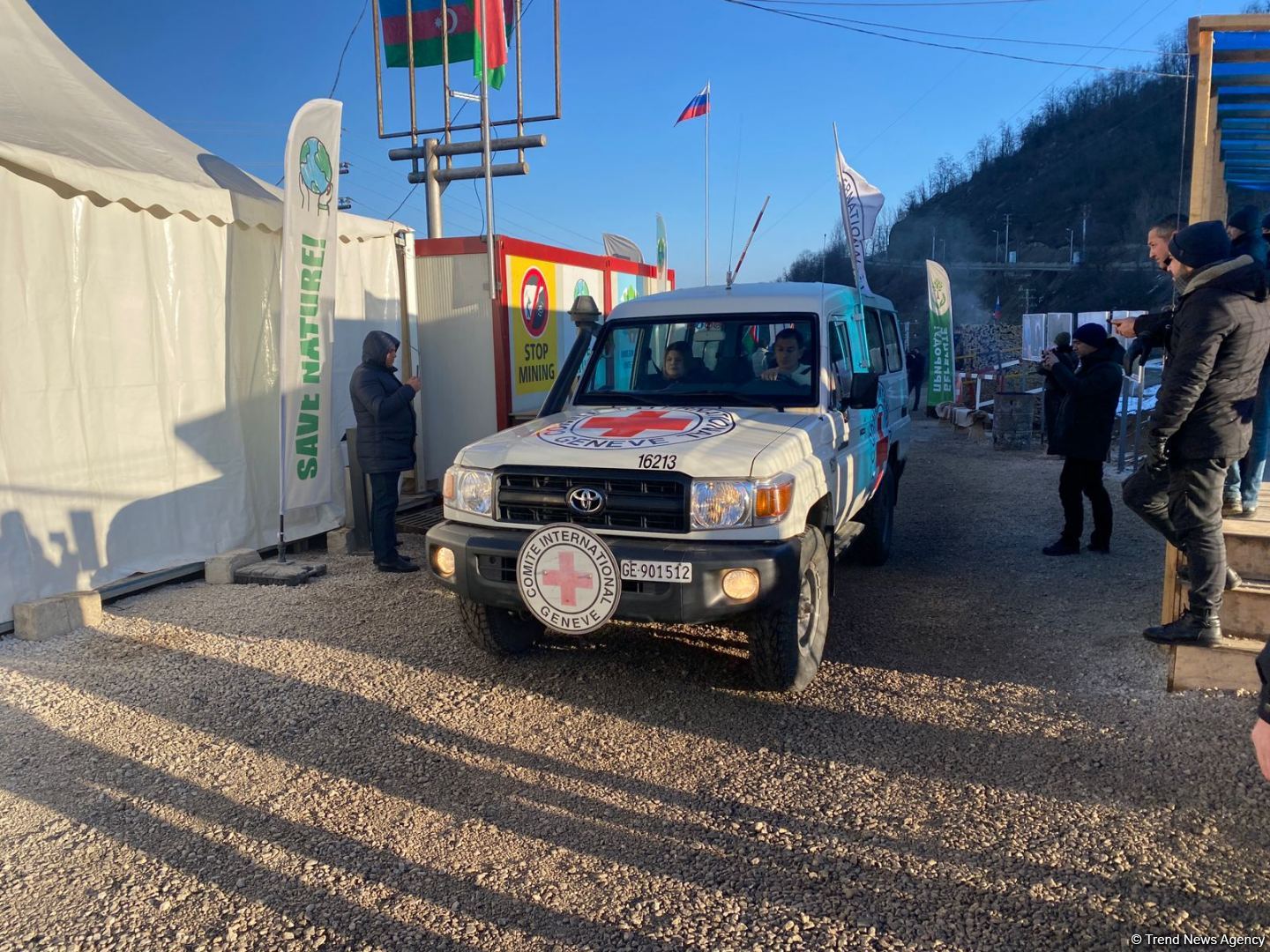 По Лачинской дороге проехала колонна из 5 автомашин Красного Креста (ФОТО)