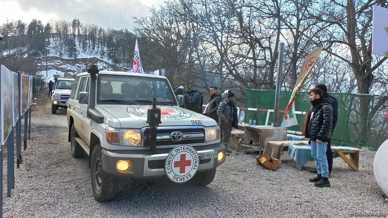 По Лачинской дороге беспрепятственно проехали автомобили МККК (ФОТО)