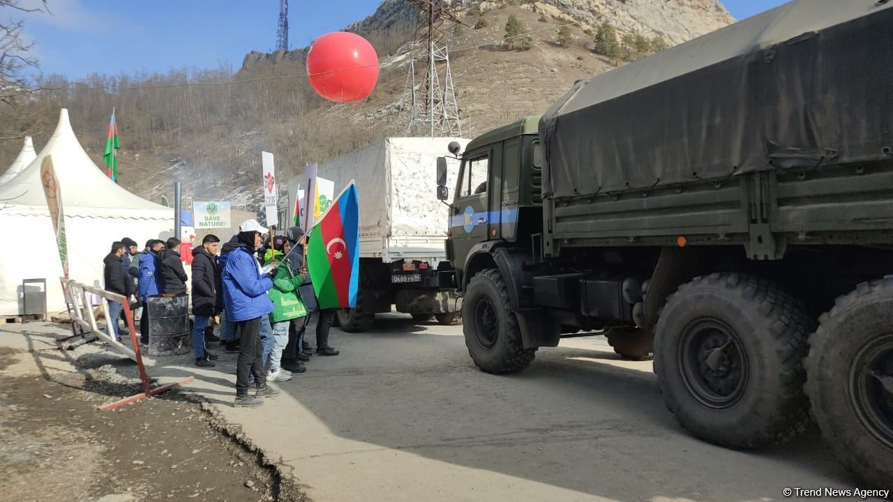 По Лачинской дороге беспрепятственно проехали еще 14 автомобилей миротворцев (ФОТО)