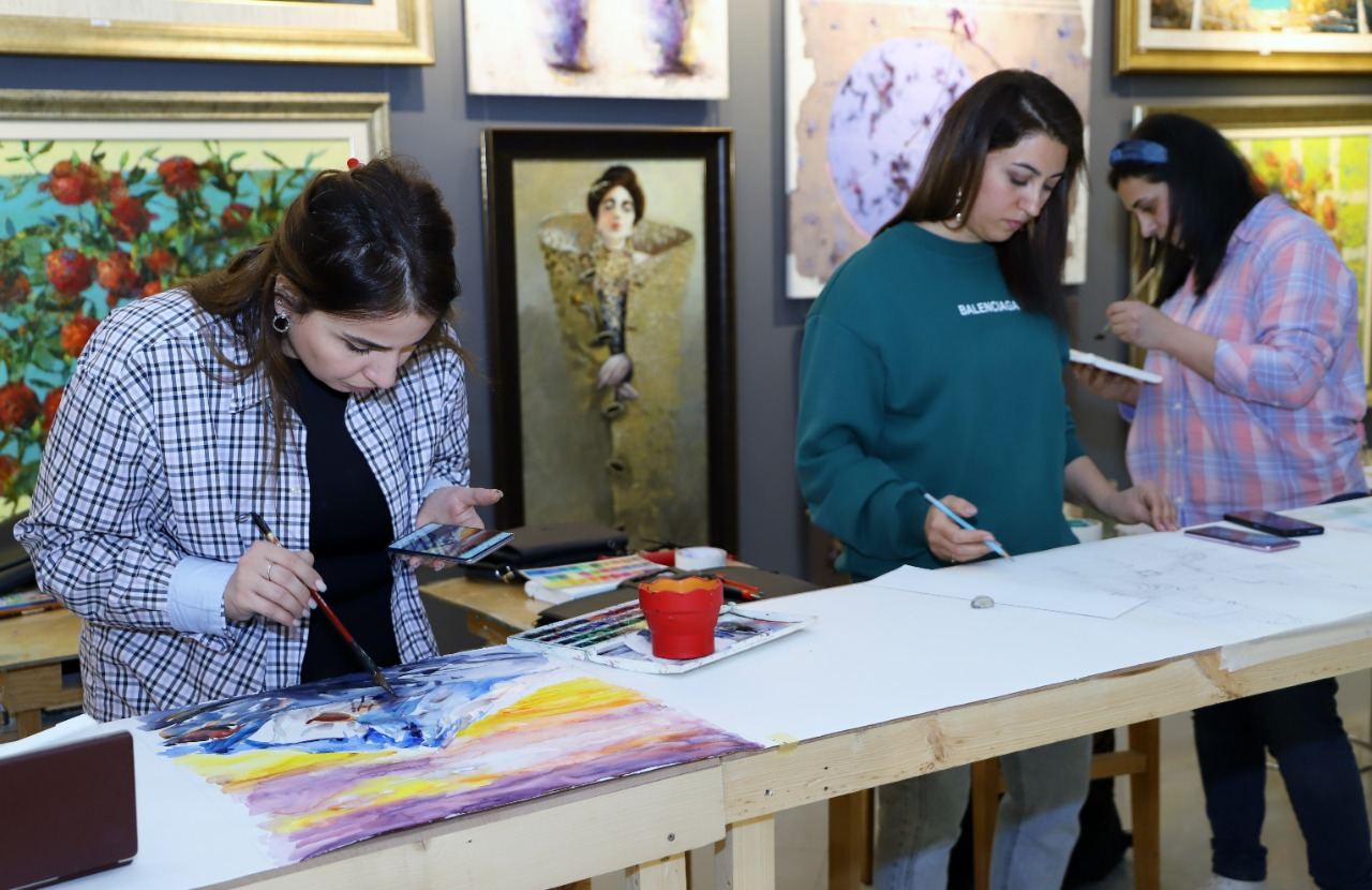 Азербайджанские художники создали произведения на одном большом листе бумаги (ФОТО)