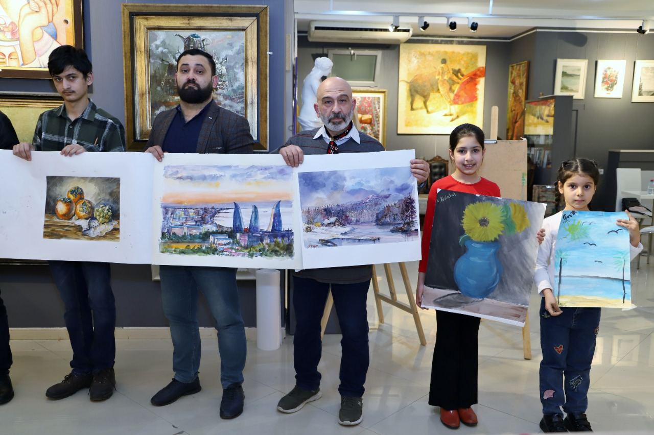 Азербайджанские художники создали произведения на одном большом листе бумаги (ФОТО)