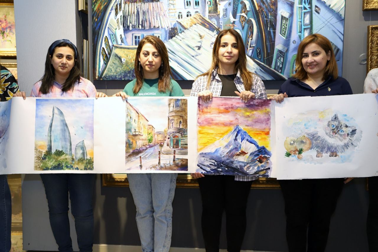 Азербайджанские художники создали произведения на одном большом листе бумаги (ФОТО)