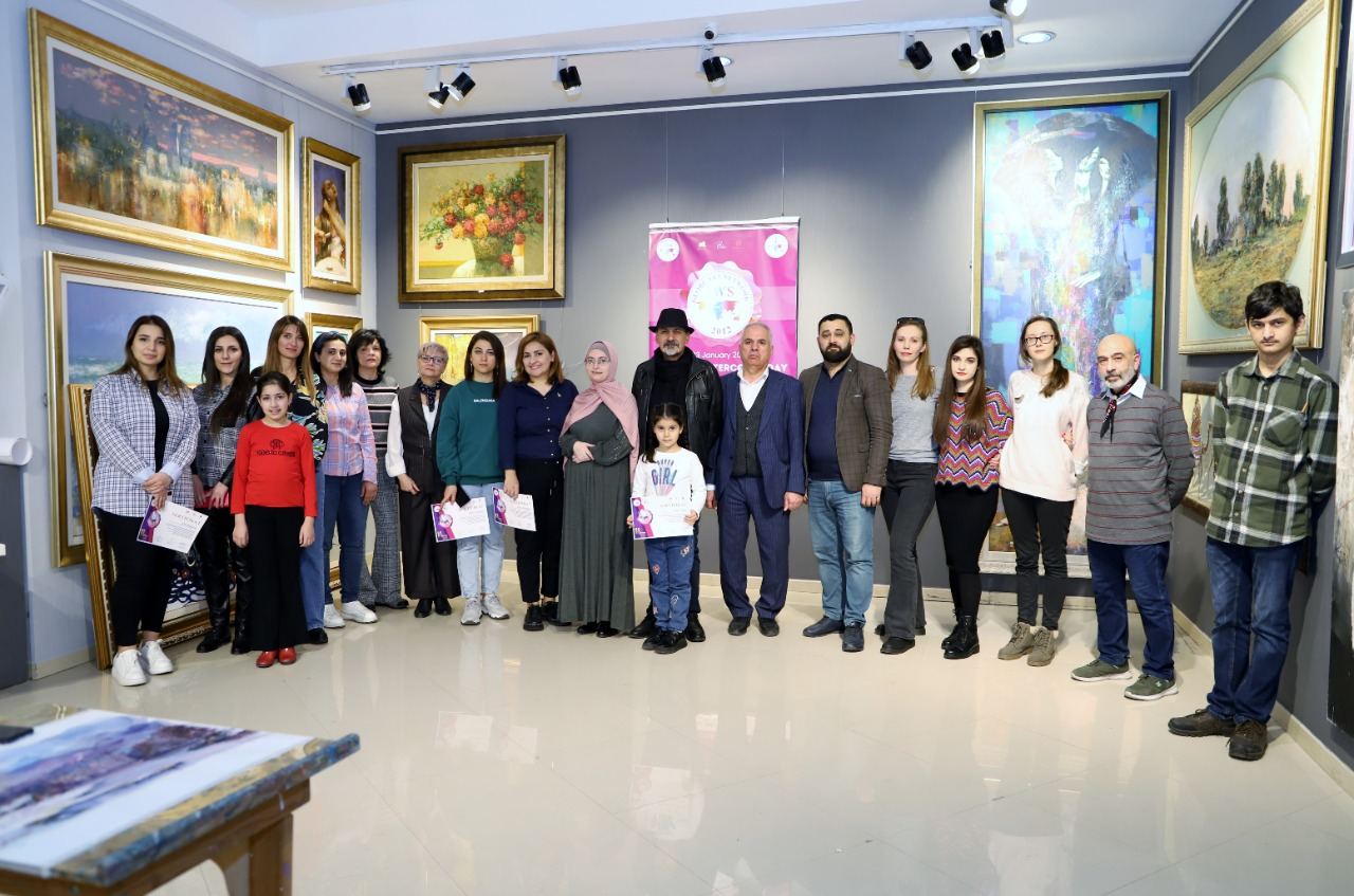 Азербайджанские художники создали произведения на одном большом листе бумаги (ФОТО)