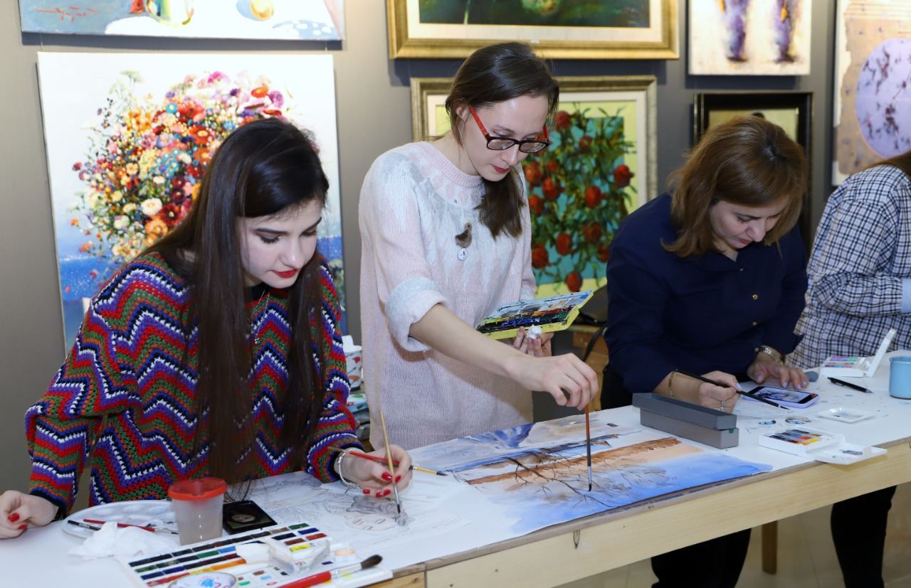 Азербайджанские художники создали произведения на одном большом листе бумаги (ФОТО)