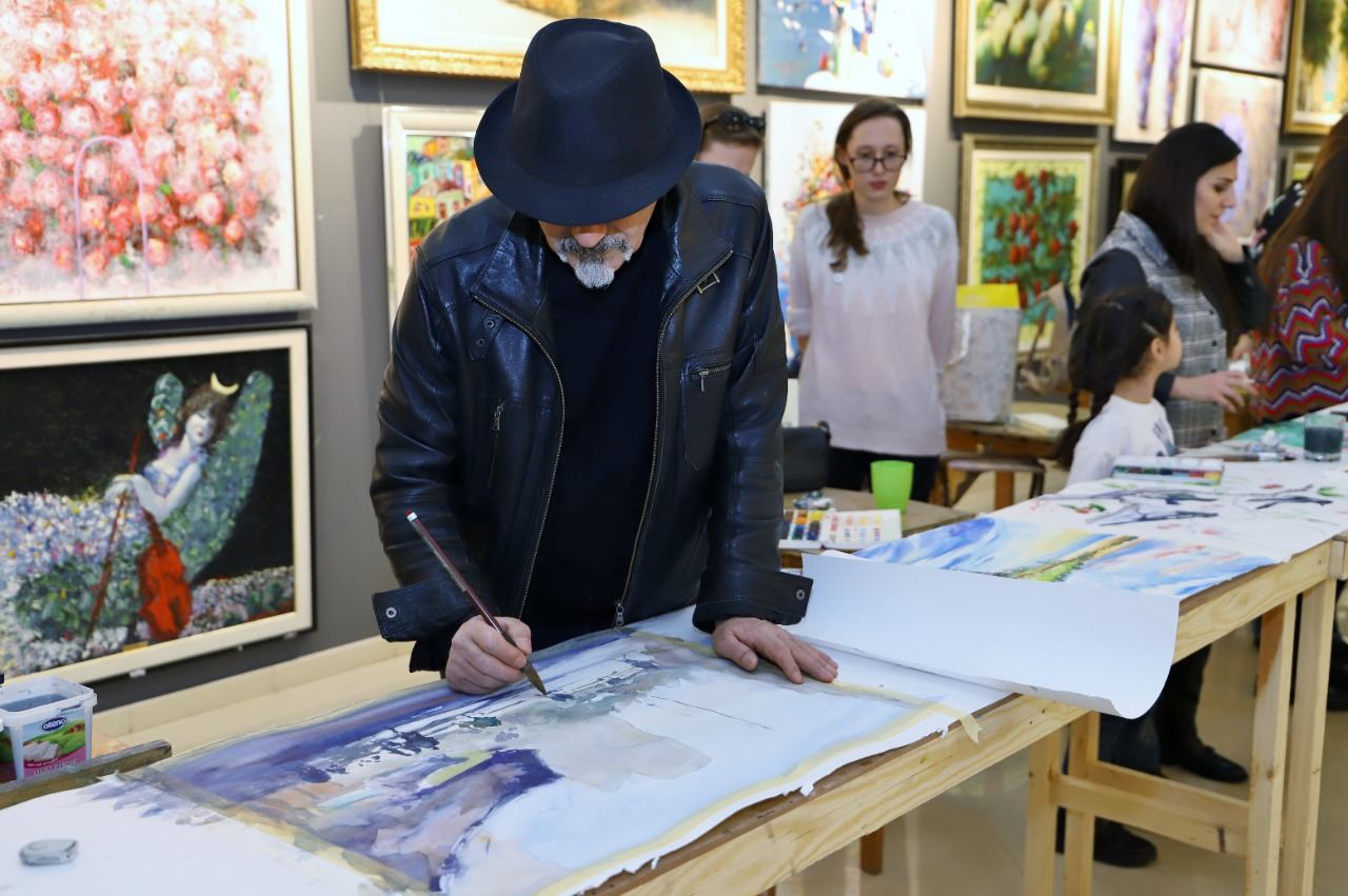 Азербайджанские художники создали произведения на одном большом листе бумаги (ФОТО)