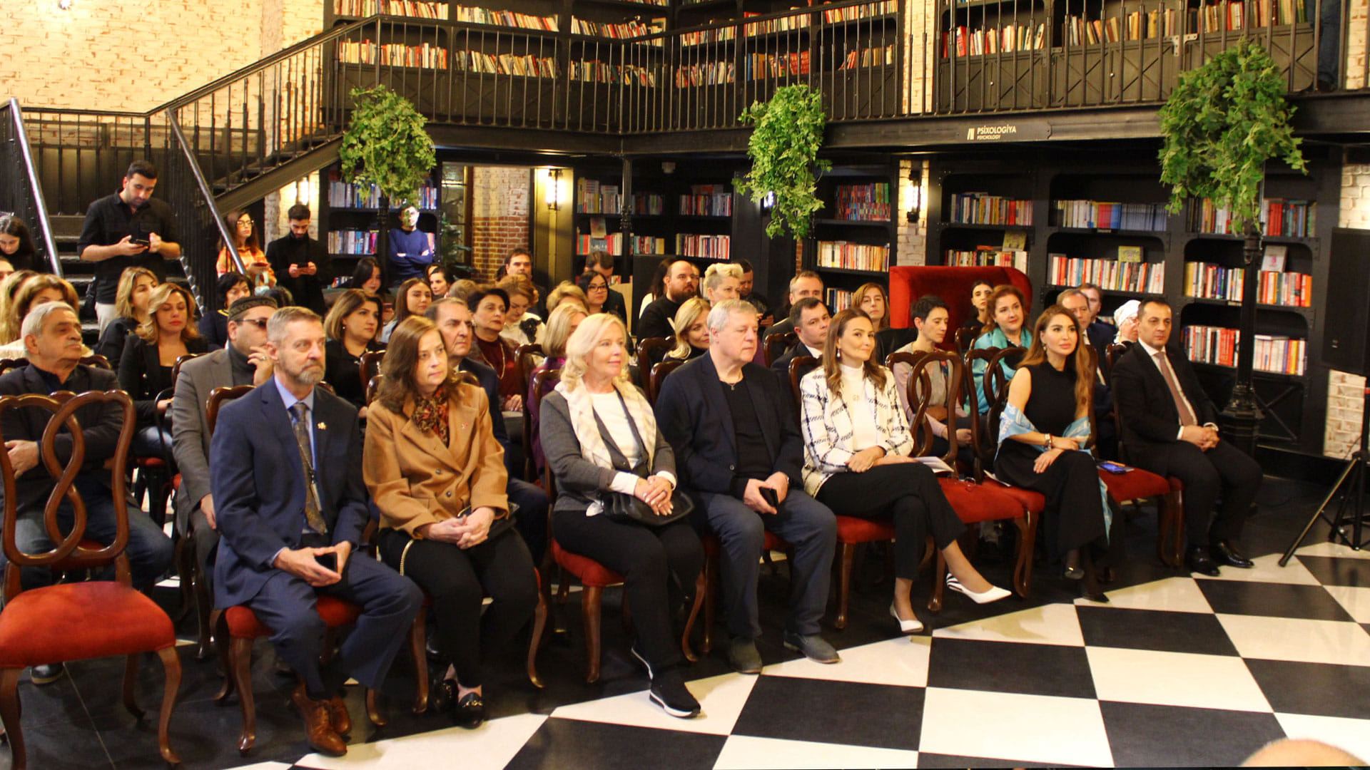 "Зефир" – в Баку представлена книга хорватского поэта, переведенная на азербайджанский язык (ФОТО)