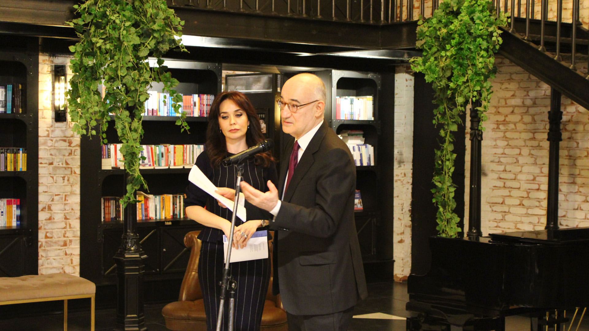 "Зефир" – в Баку представлена книга хорватского поэта, переведенная на азербайджанский язык (ФОТО)