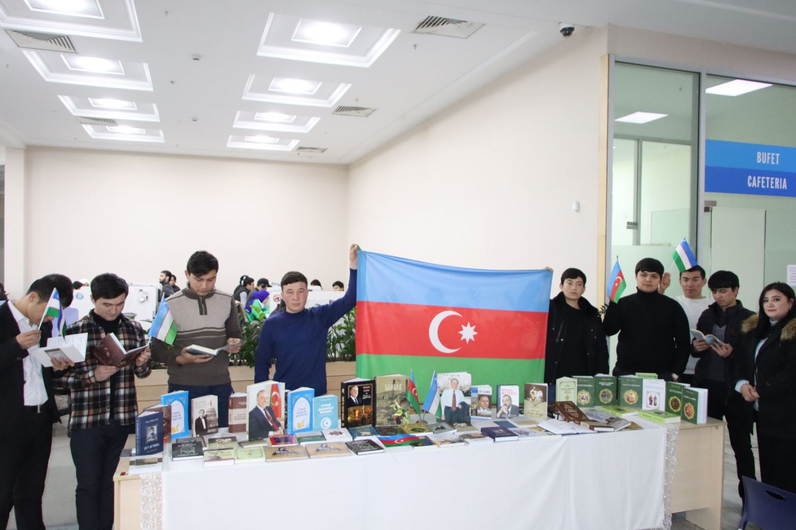 В рамках "Года Гейдара Алиева" библиотекам Узбекистана передана богатая коллекция книг об Азербайджане (ФОТО)