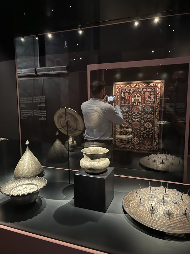 Исламское искусство Азербайджана вызвало большой интерес на биеннале в Саудовской Аравии (ФОТО)