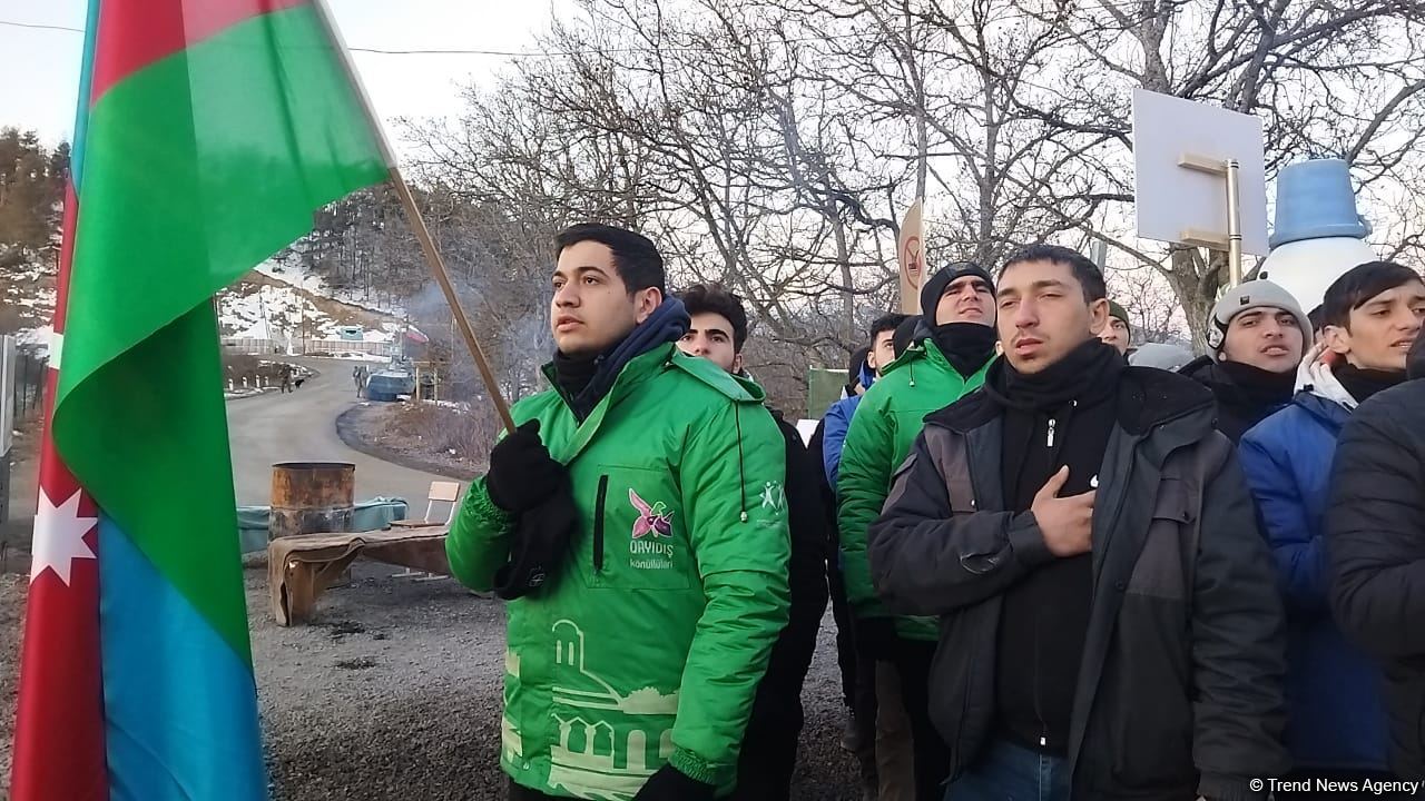 Акция азербайджанских экоактивистов на Лачинской дороге продолжается (ФОТО)