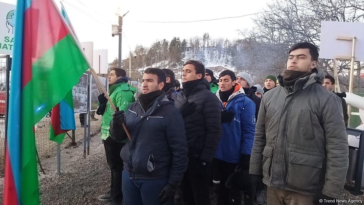 Акция азербайджанских экоактивистов на Лачинской дороге продолжается (ФОТО)