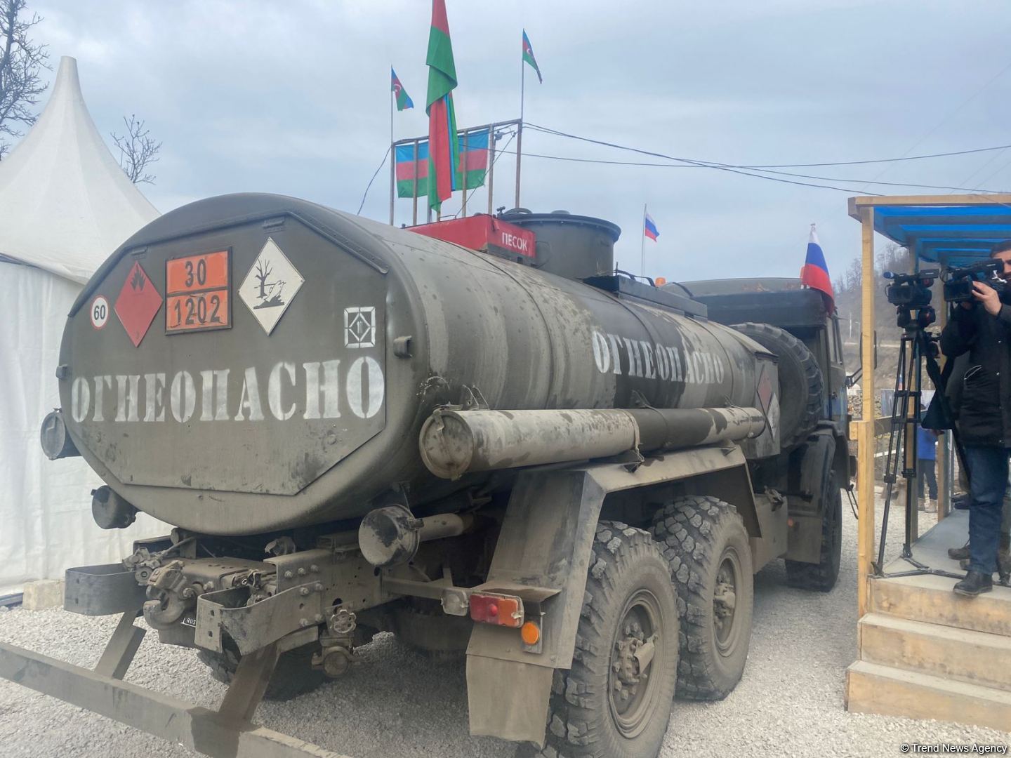 По Лачинской дороге проехали 13 автомашин снабжения РМК (ФОТО)