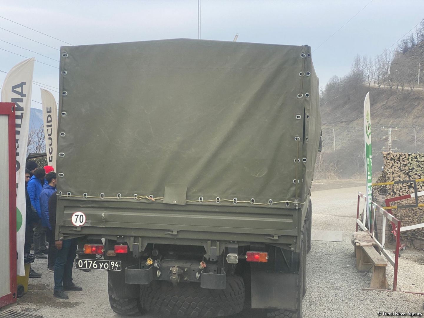 По Лачинской дороге проехали 13 автомашин снабжения РМК (ФОТО)