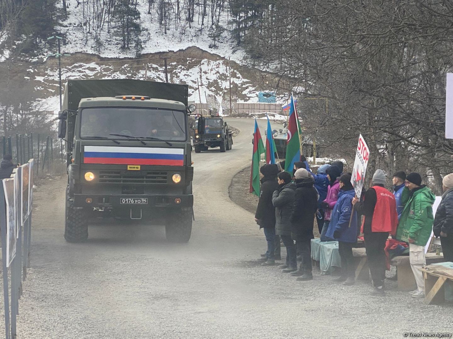 По Лачинской дороге проехали 13 автомашин снабжения РМК (ФОТО)