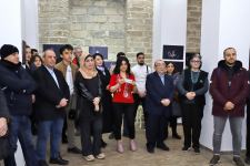 Зеркала, символизирующие путешествие во времени – выставка работ Хюльи Аккая в Баку (ФОТО)