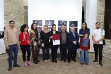 Зеркала, символизирующие путешествие во времени – выставка работ Хюльи Аккая в Баку (ФОТО)