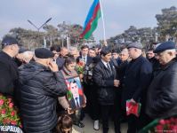 На похоронах Орхана Аскерова массовое скопление людей, пришедших попрощаться с шехидом (ФОТО/ВИДЕО)