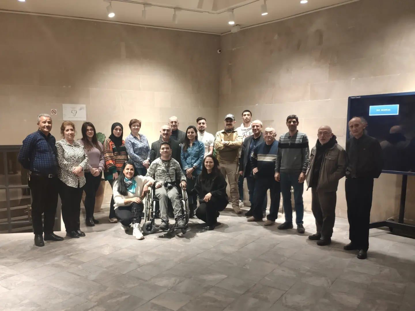 Зеркала, символизирующие путешествие во времени – выставка работ Хюльи Аккая в Баку (ФОТО)