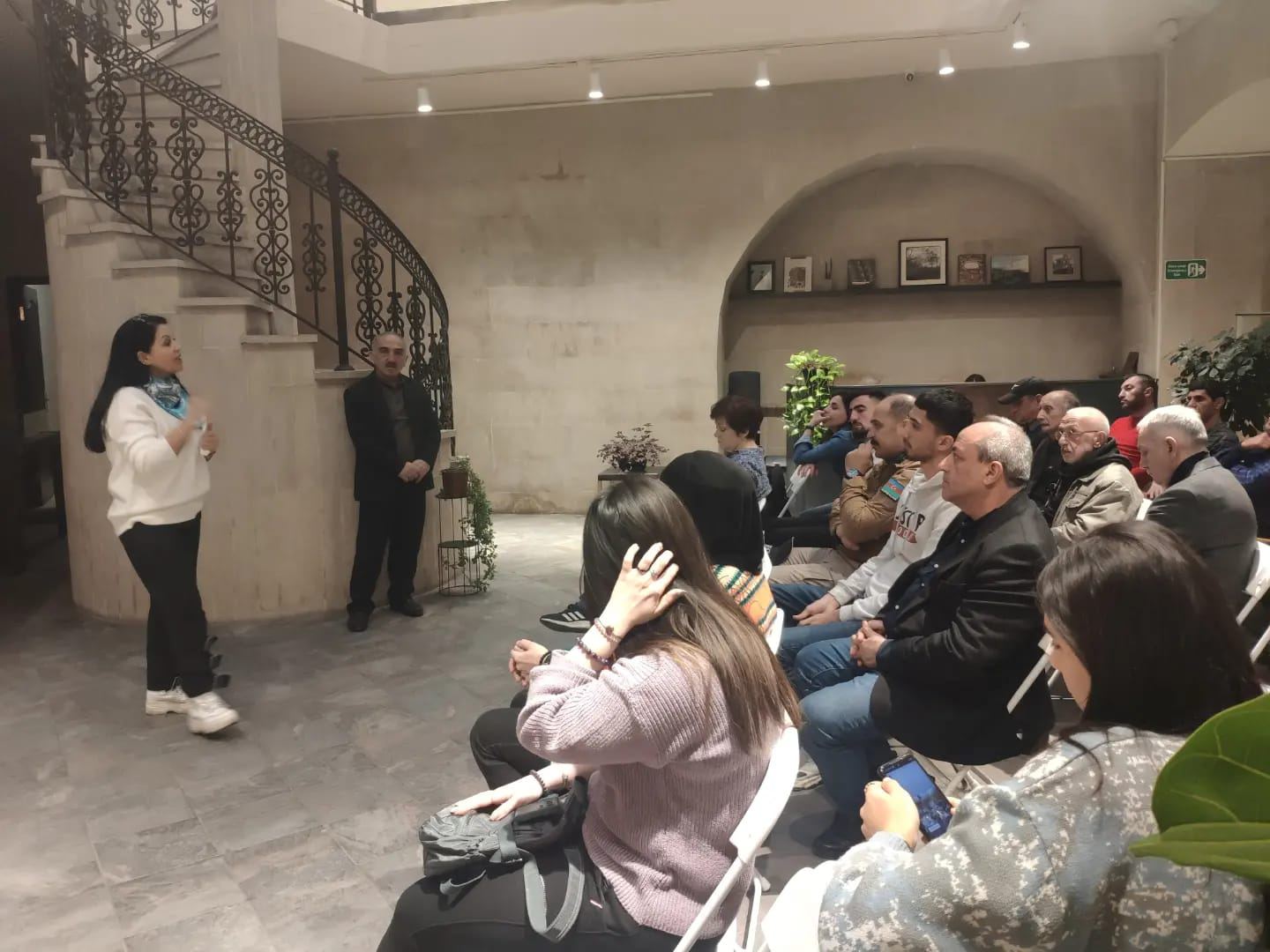 Зеркала, символизирующие путешествие во времени – выставка работ Хюльи Аккая в Баку (ФОТО)