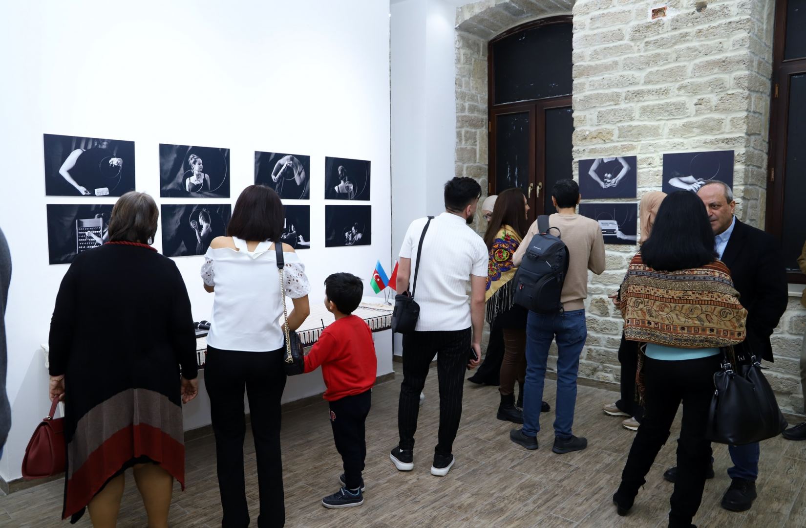 Зеркала, символизирующие путешествие во времени – выставка работ Хюльи Аккая в Баку (ФОТО)