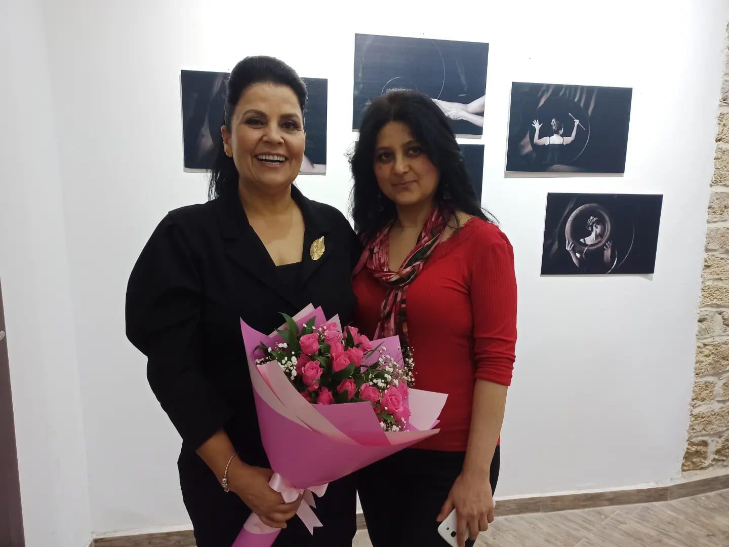 Зеркала, символизирующие путешествие во времени – выставка работ Хюльи Аккая в Баку (ФОТО)