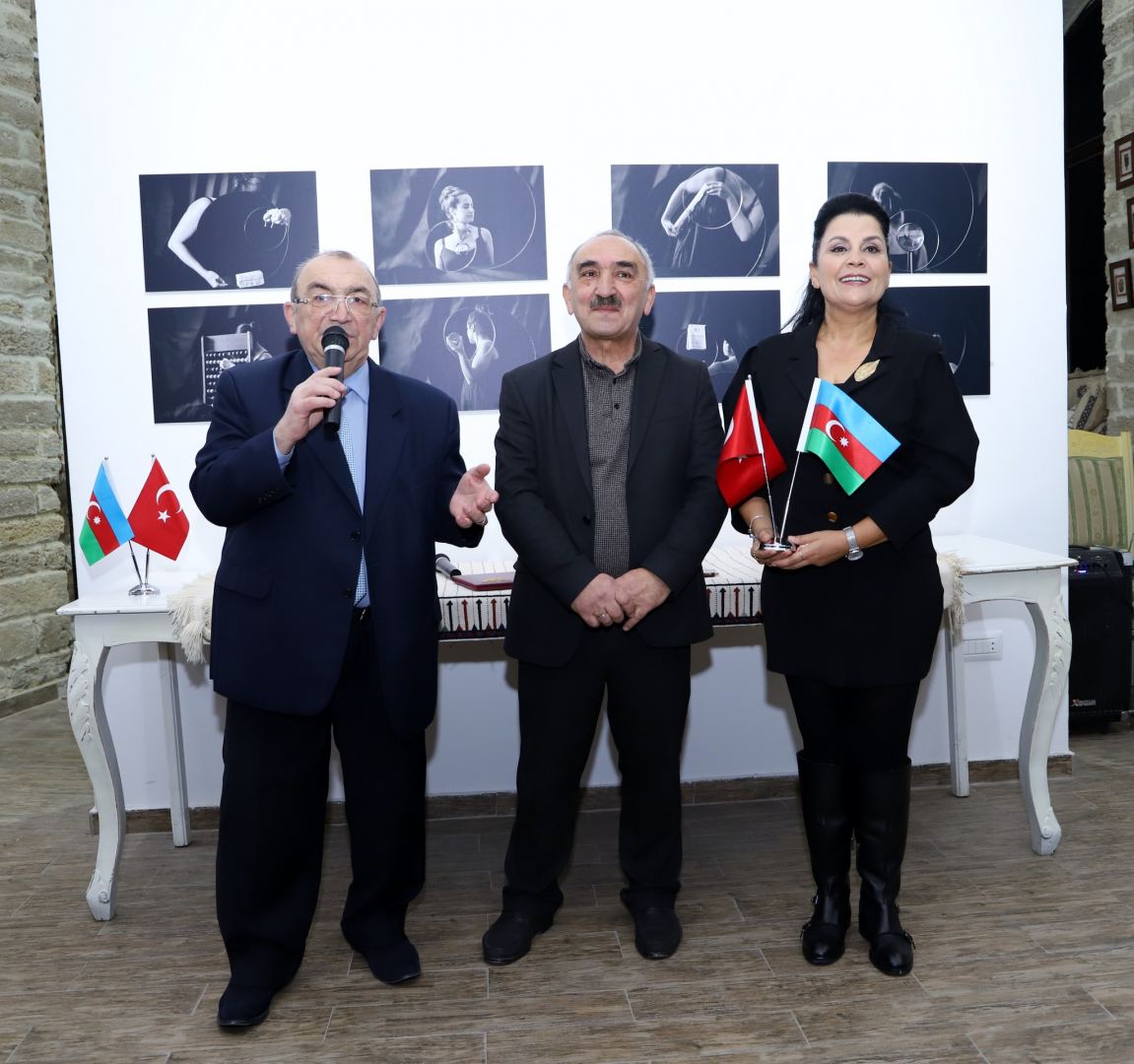 Зеркала, символизирующие путешествие во времени – выставка работ Хюльи Аккая в Баку (ФОТО)