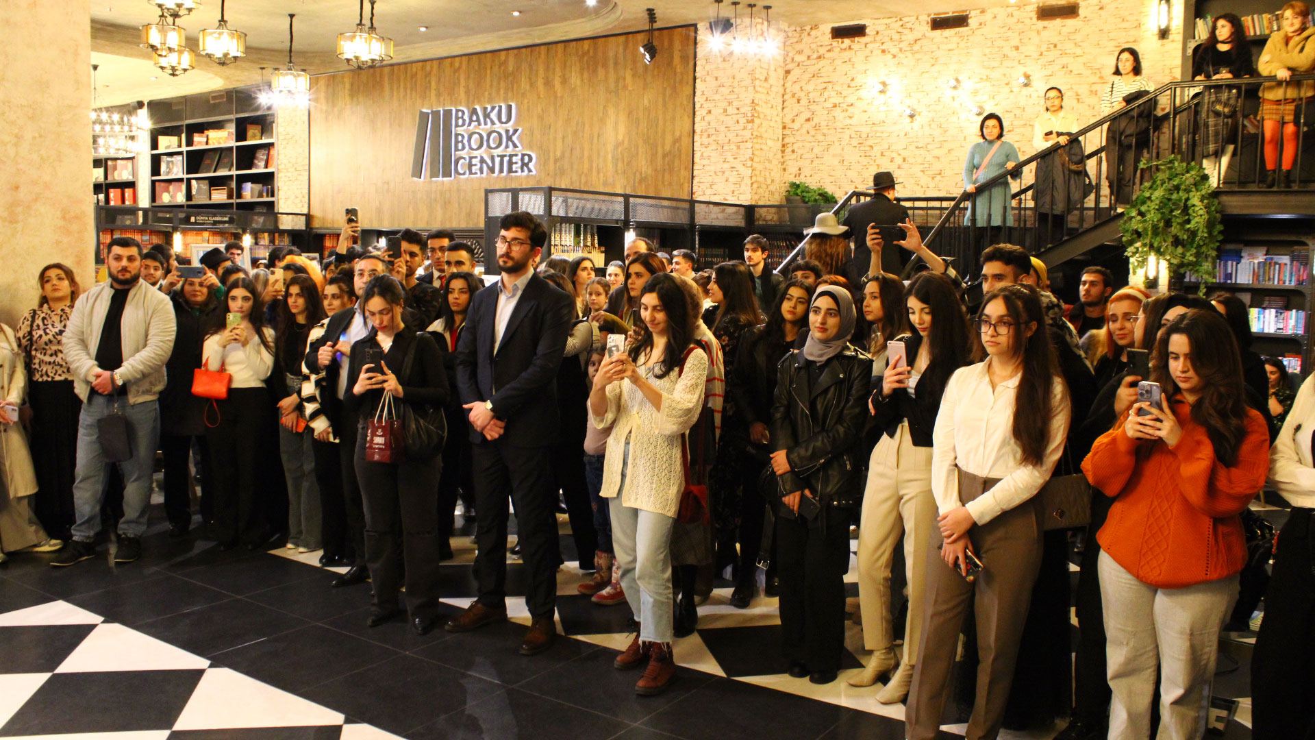 Выставка AXIN в Баку - талантливые художники представили свои работы (ФОТО)