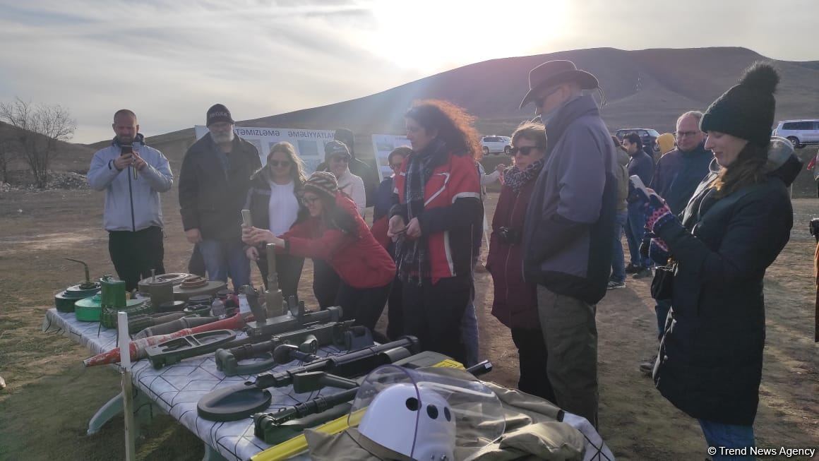 Зарубежные путешественники посетили город Физули, ознакомились с работами по разминированию (ФОТО)