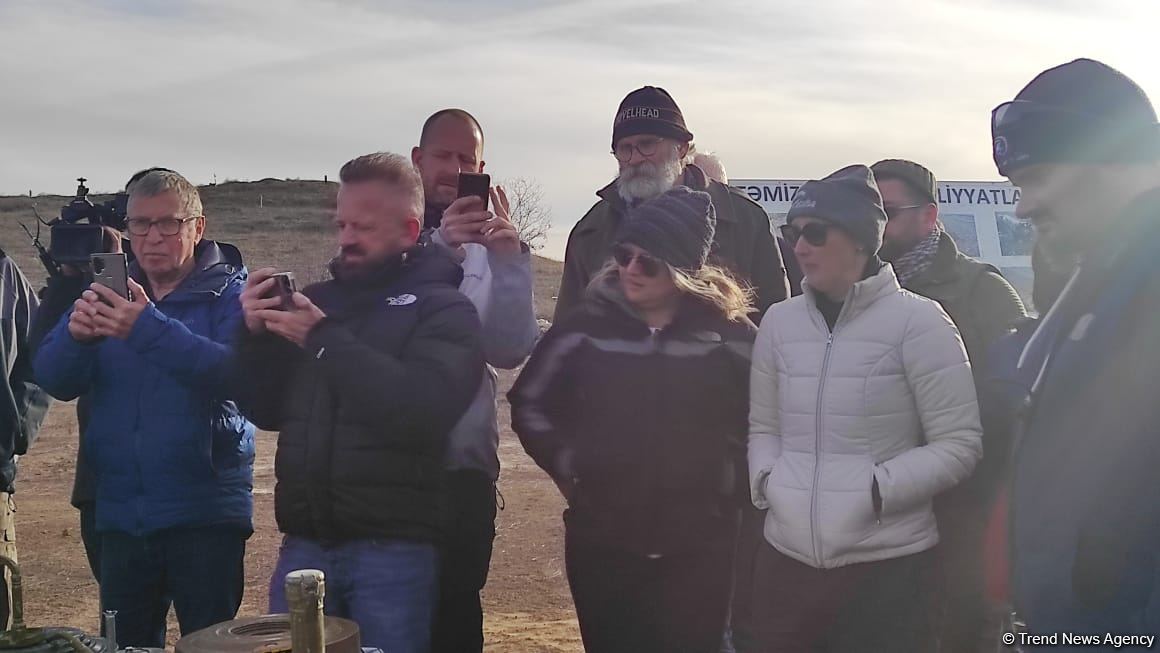 Зарубежные путешественники посетили город Физули, ознакомились с работами по разминированию (ФОТО)