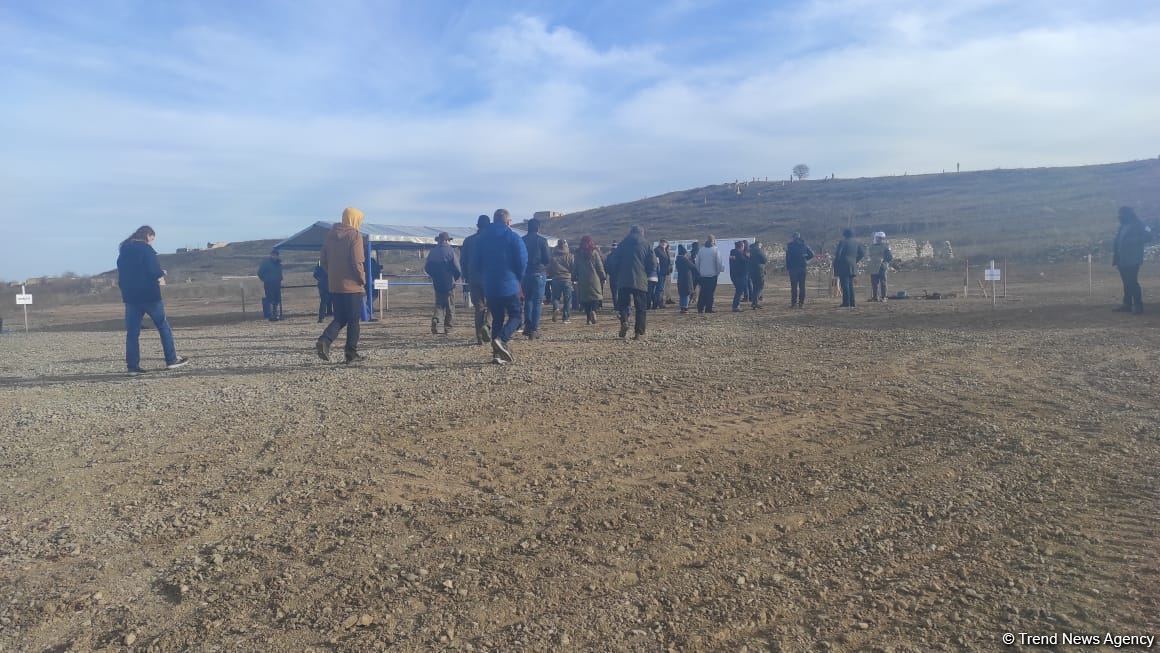 Зарубежные путешественники посетили город Физули, ознакомились с работами по разминированию (ФОТО)