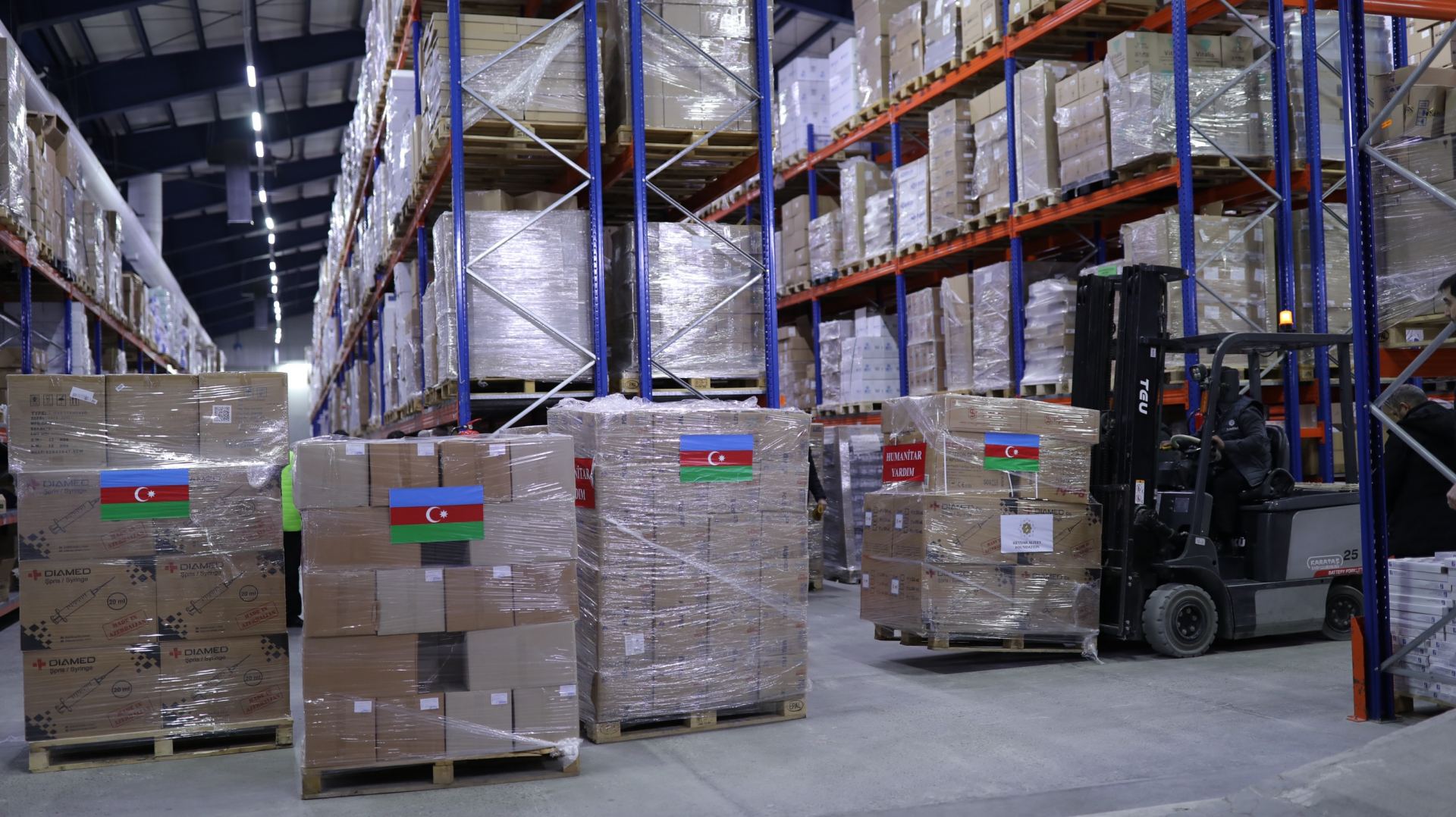 По поручению Первой леди Мехрибан Алиевой самолет с гуманитарной помощью вылетает в Турцию (ФОТО)