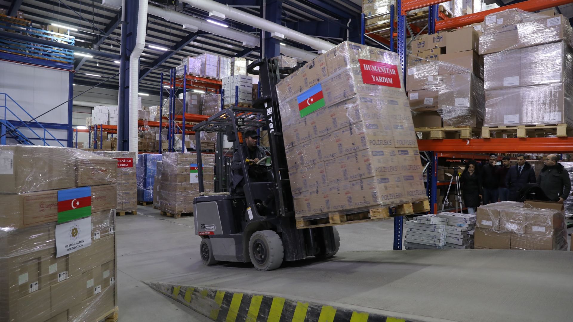 По поручению Первой леди Мехрибан Алиевой самолет с гуманитарной помощью вылетает в Турцию (ФОТО)