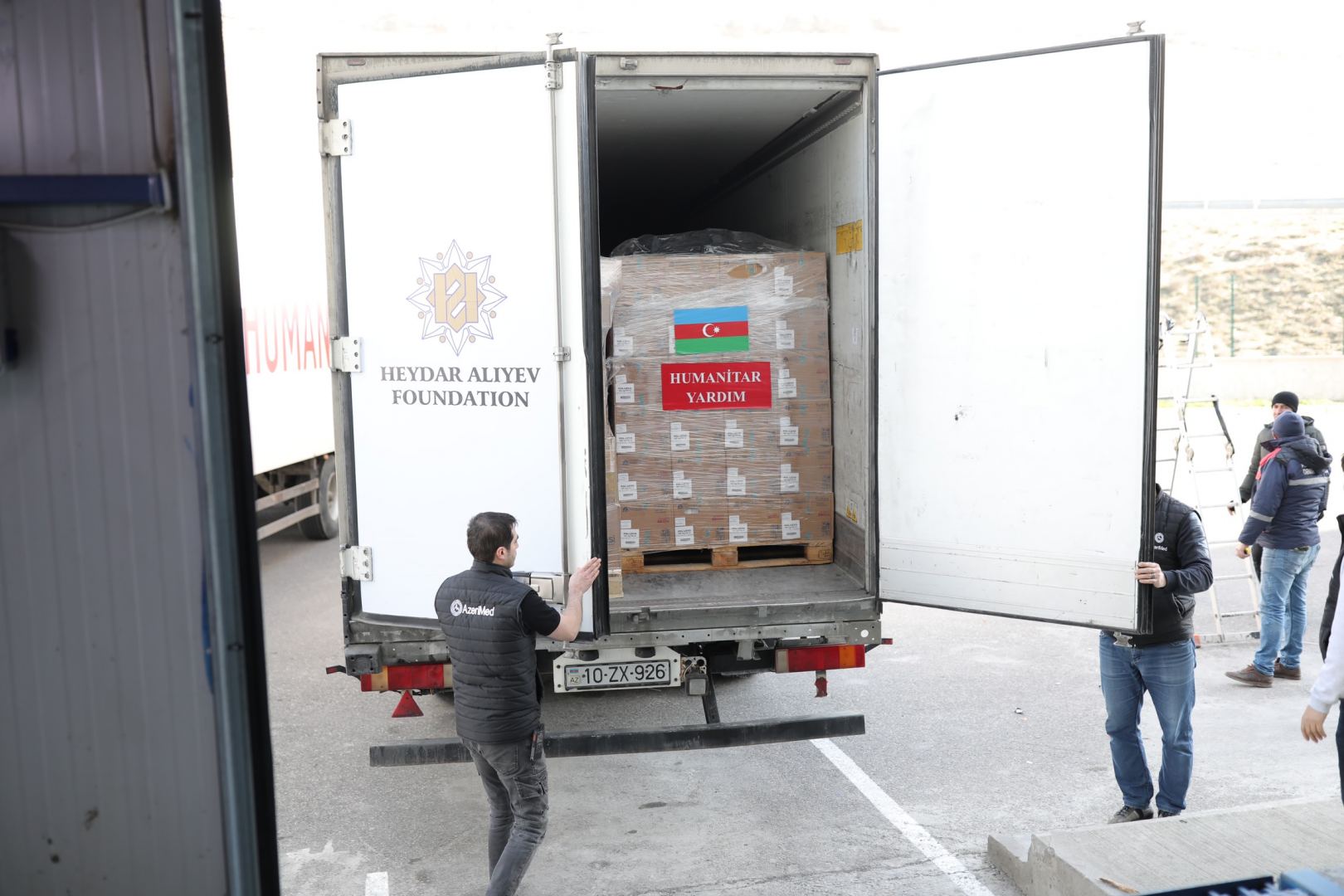 По поручению Первой леди Мехрибан Алиевой самолет с гуманитарной помощью вылетает в Турцию (ФОТО)