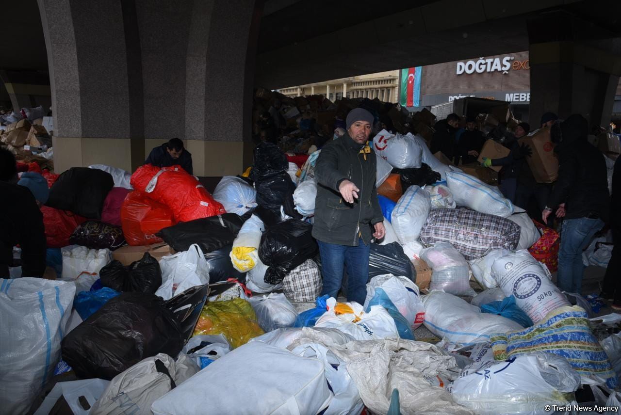 Азербайджанцы продолжают собирать гумпомощь для пострадавших от землетрясения в Турции (ФОТО/ВИДЕО)