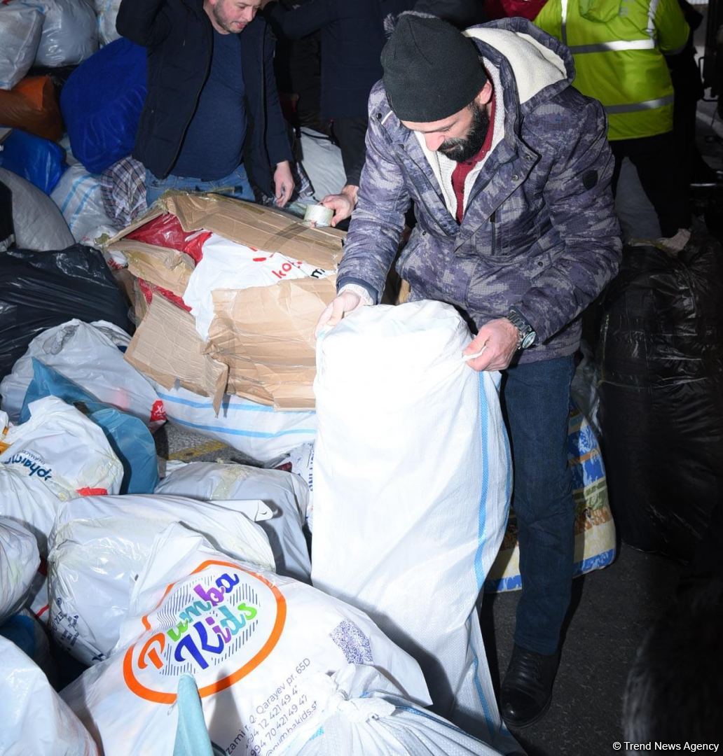 Азербайджанцы продолжают собирать гумпомощь для пострадавших от землетрясения в Турции (ФОТО/ВИДЕО)