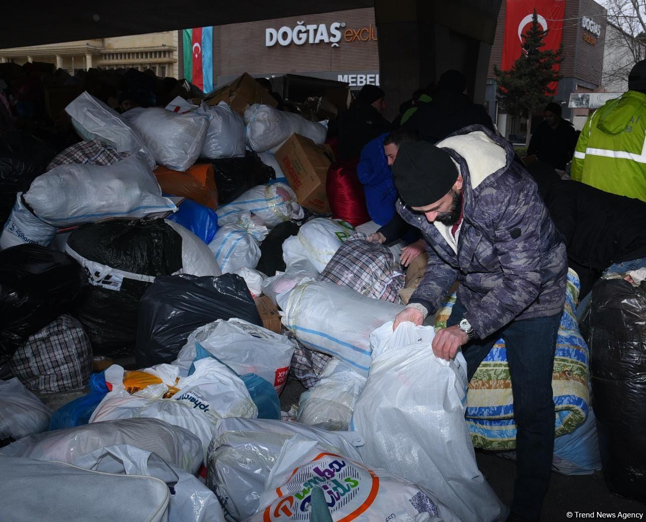 Азербайджанцы продолжают собирать гумпомощь для пострадавших от землетрясения в Турции (ФОТО/ВИДЕО)