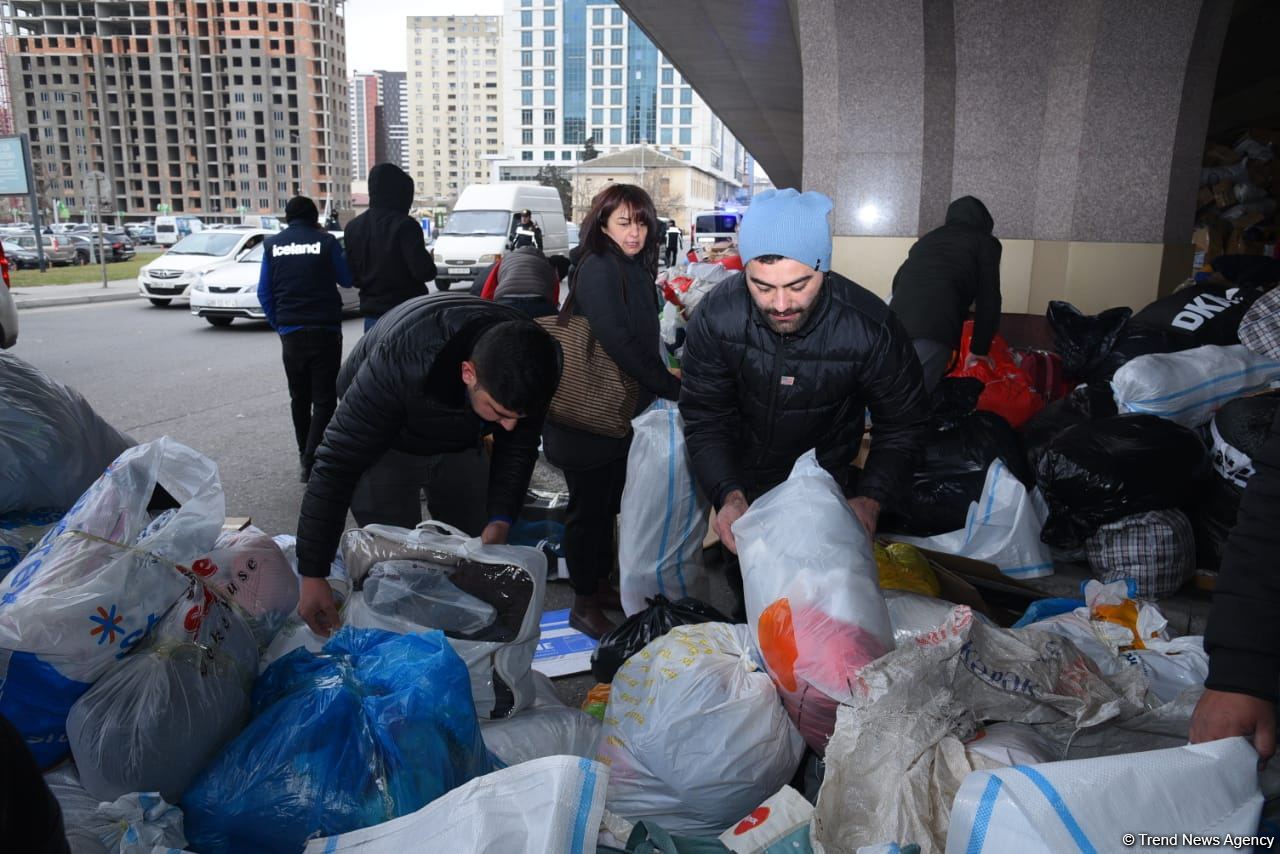 Азербайджанцы продолжают собирать гумпомощь для пострадавших от землетрясения в Турции (ФОТО/ВИДЕО)