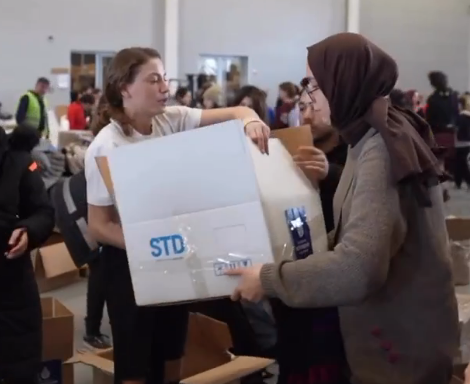 Турецкие звезды работают волонтерами, чтобы помочь пострадавшим от землетрясения (ФОТО/ВИДЕО)