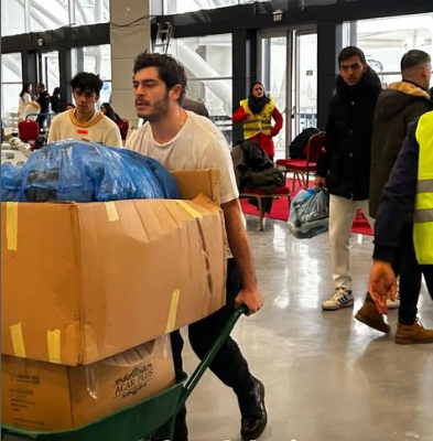 Турецкие звезды работают волонтерами, чтобы помочь пострадавшим от землетрясения (ФОТО/ВИДЕО)